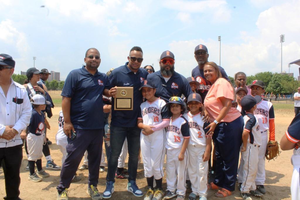 Peggy Guzmán por los Raiders reconoce a Wandy Peralta.