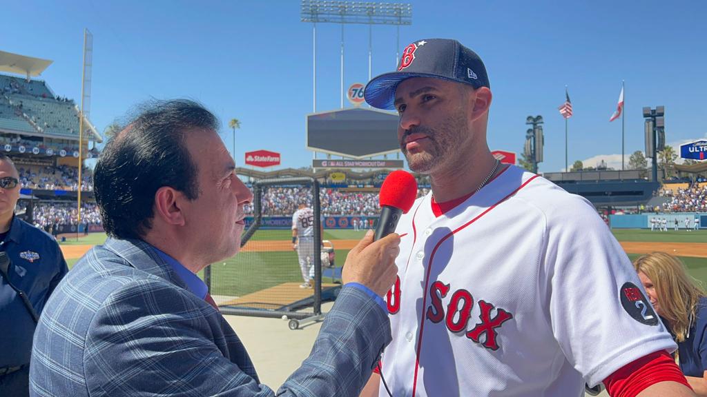 Neftalí Medina, conversó con J.D. Martínez en el Dodger Stadium.