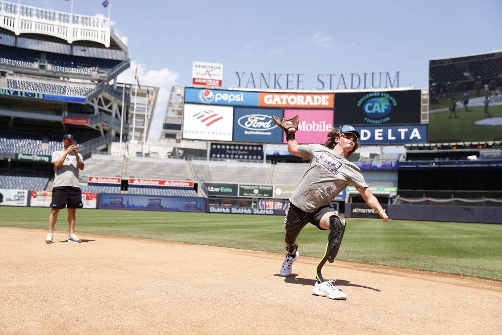 Landis Throwing realizando un lanzamiento en el Yankee Stadium