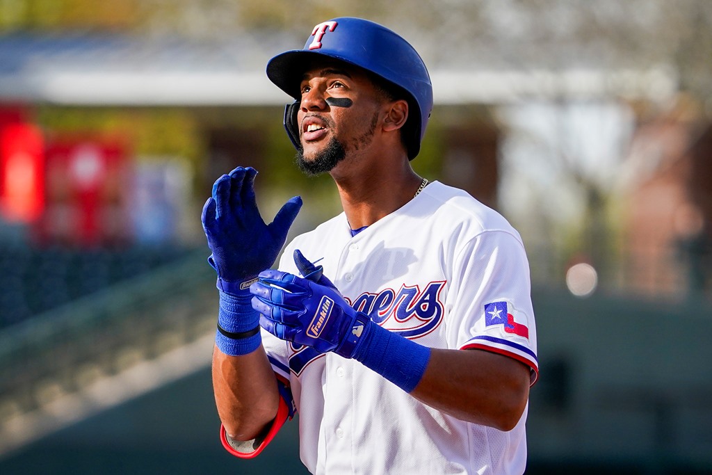 El jardinero de los Rangers, Leody Taveras, celebra después de embasarse en un sencillo durante la octava entrada de un juego de entrenamiento de primavera contra los Cachorros de Chicago en el Surprise Stadium el jueves, 27 de febrero de 2020, en Surprise, Arizona. (Smiley N. Pool / Fotógrafo del personal)
