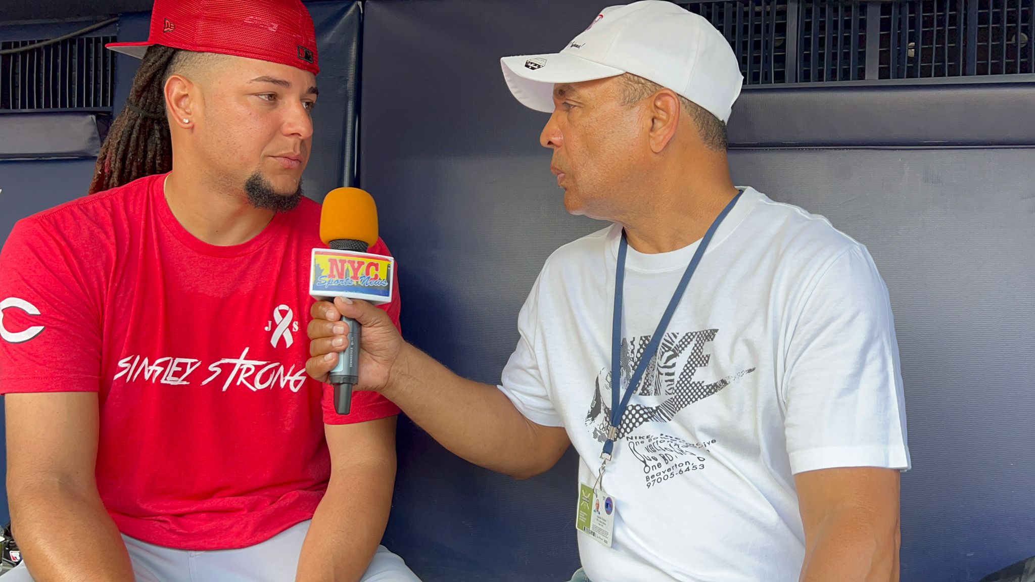 Luis Castillo responde preguntas de Agustín Zapata en el Yankee Stadium.