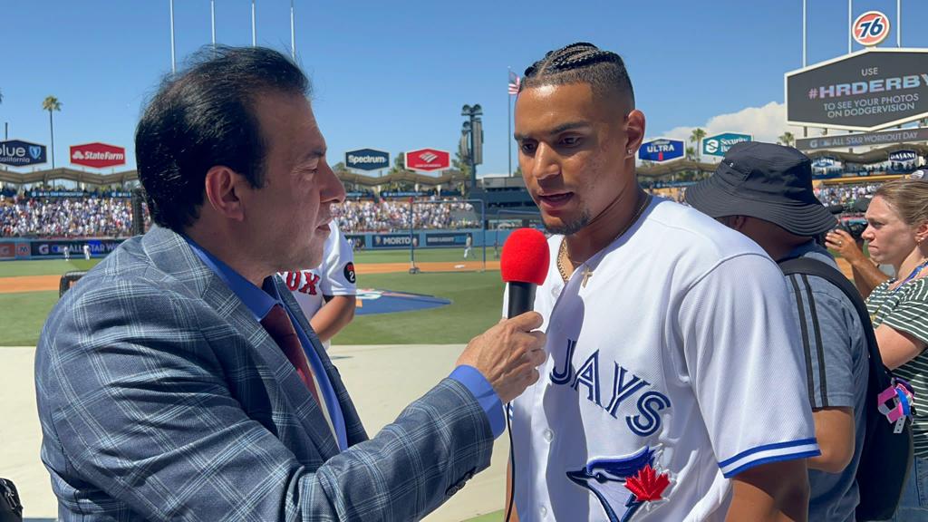 Neftalí Medina habló con Santiago Espinal en el Dodger Stadium.