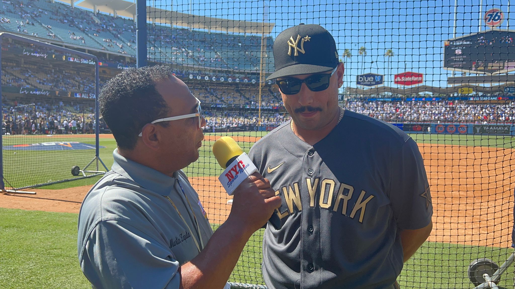 Néstor Cortés es entrevistado por Agustín Zapata en el Dodger Stadium, durante la temporada 2022.