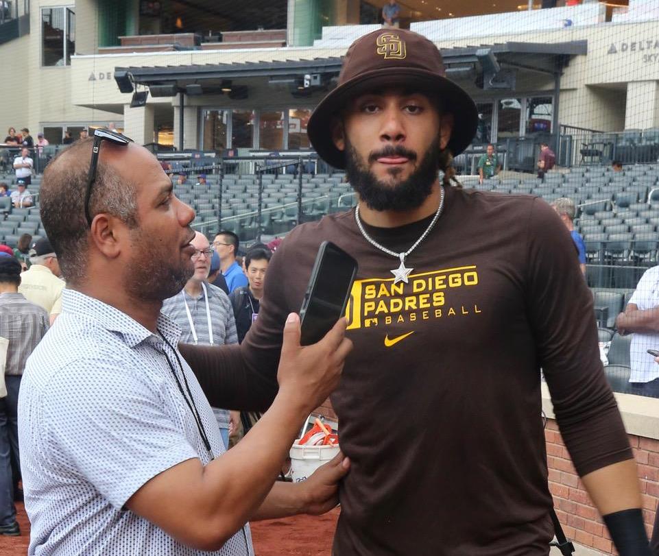 Otniel Batista captado entrevistando a Fernando Tatis Jr. en el Citi Field. / Foto de Héctor Algarroba.