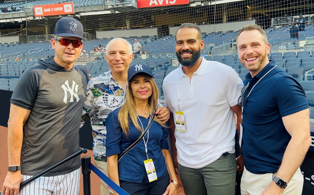 El Manager de los Yankees de Nueva York, Aaron Bonne, comparte con el doctor Ramón Tallaj, Inés Hernández; Alex Damirón y Dean Carilli, a quienes felicitó.