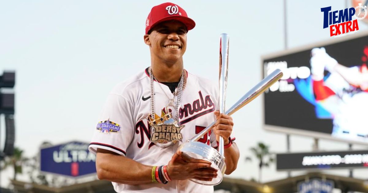 Juan Soto sostiene la copa de campeón del Derby de Jonrones edición 2022. tiempoextrave.com