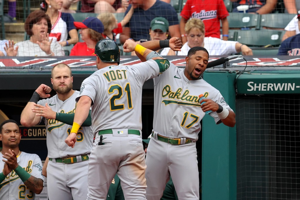El bateador designado de los Atléticos de Oakland Stephen Vogt (21) y el campocorto de los Atléticos de Oakland Elvis Andrus (17) celebran después de que Vogt conectara un jonrón durante la octava entrada del partido de béisbol de las Grandes Ligas entre los Atléticos de Oakland y los Guardianes de Cleveland el 11 de junio de 2022 en Progressive Campo en Cleveland, OH. (Foto de Frank Jansky/Icon Sportswire vía Getty Images)