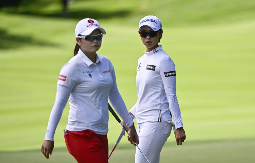 La surcoreana Na Rin An camina detrás de su compatriota Hye-Jin Choi en el green del primer hoyo durante la tercera ronda del torneo de golf CP Womens Open el sábado 27 de agosto de 2022 en Ottawa, Ontario. (JUSTIN TANG/THE CANADIAN PRESS VÍA AP)