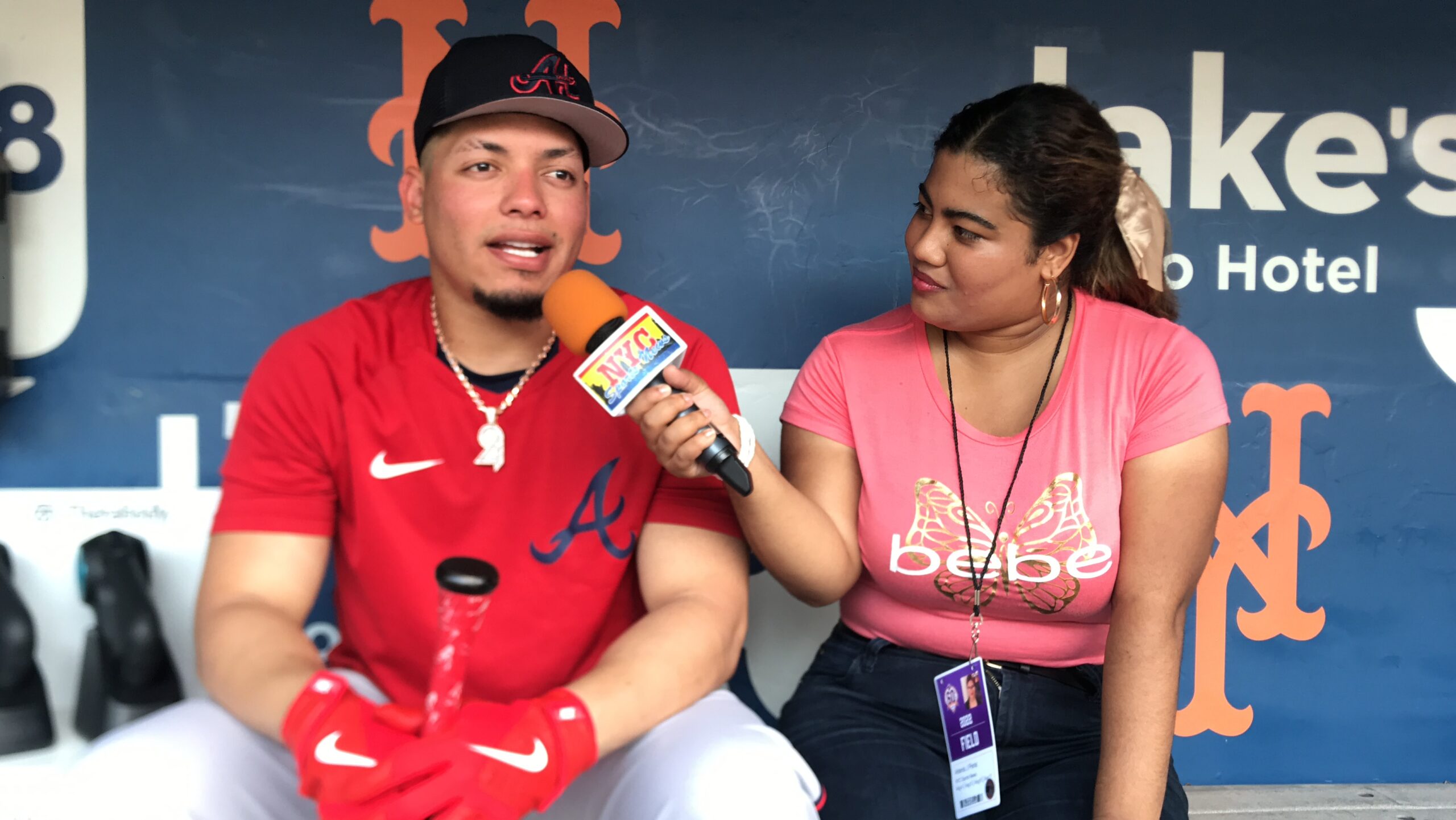 Arlenis J. Peña es captada en el momento que entrevista a William Contreras.