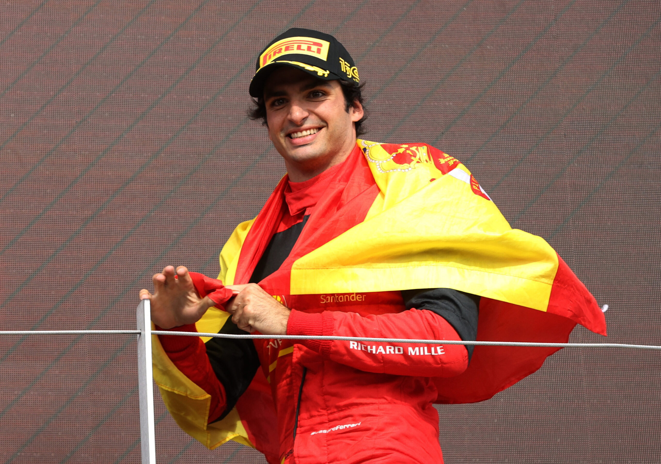 Carlos Sainz festejando con su bandera en el podio de Silverstone (REUTERS/Molly Darlington)