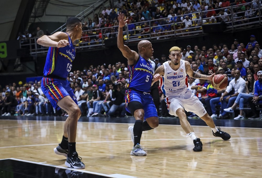 Chris Duarte, del equipo dominicano, marcado por Gregory Vargas, de Venezuela.