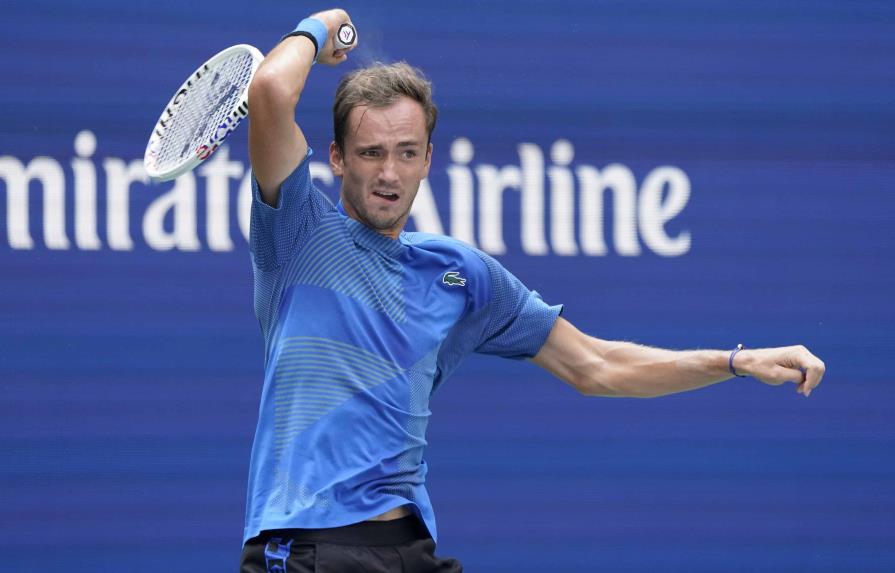 Daniil Medvedev, de Rusia, devuelve un tiro a Stefan Kozlov, de Estados Unidos, durante la primera ronda del campeonato de tenis del US Open, el lunes 29 de agosto de 2022 en Nueva York. (AP/JOHN MINCHILLO)