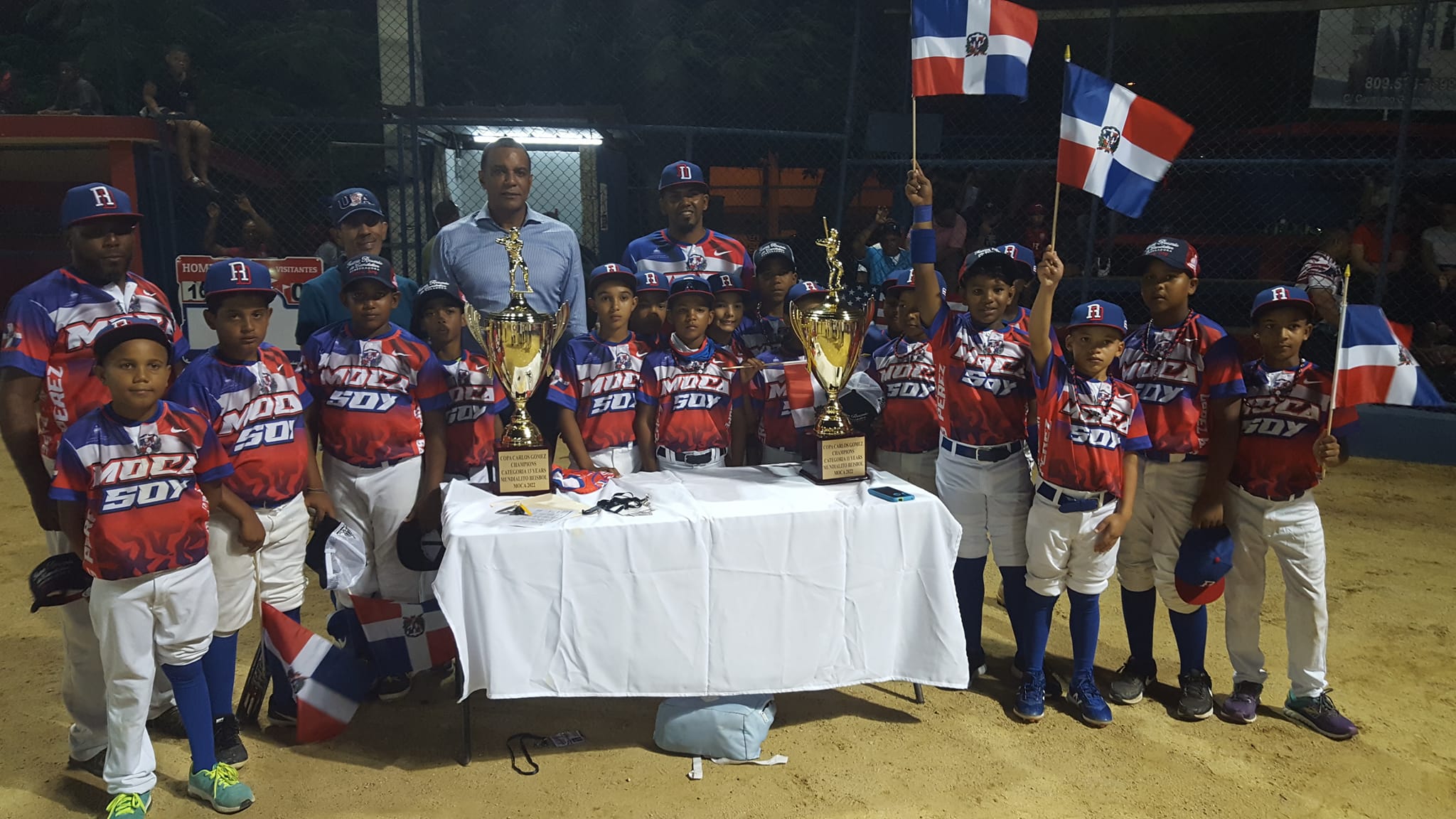 El Senador de Espaillat Carlos Gómez, es acompañado del conjunto mocano pequeño.