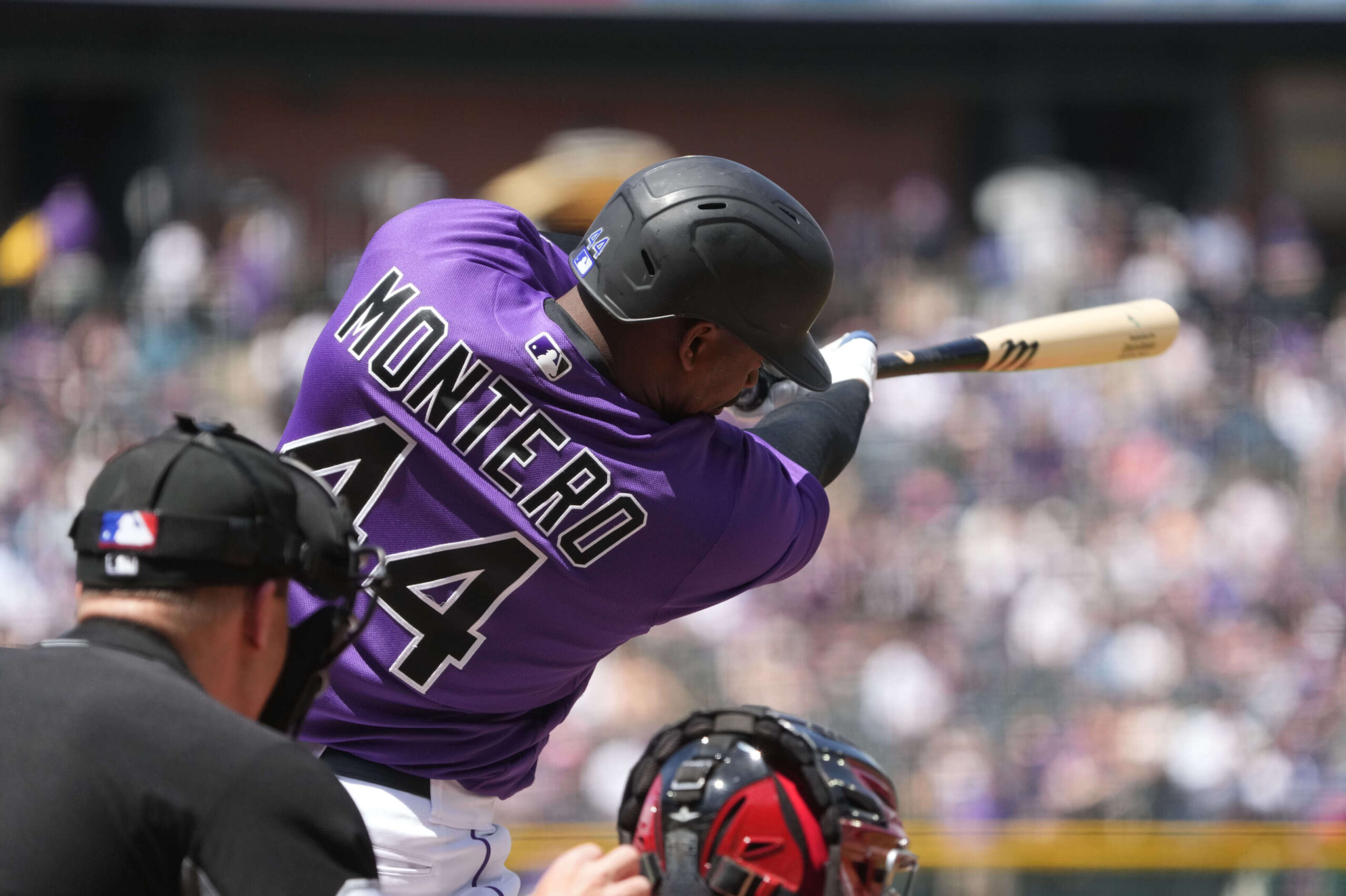 1 de mayo de 2022; Denver, Colorado, Estados Unidos; El primera base de los Rockies de Colorado, Elehuris Montero (44), pegó un sencillo en la primera entrada contra los Rojos de Cincinnati en el Coors Field. Crédito obligatorio: Ron Chenoy-USA TODAY Sports