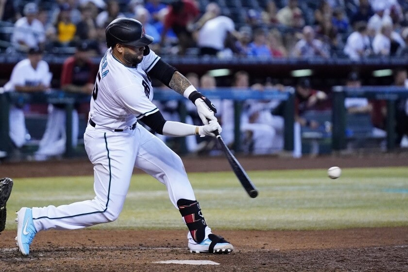 El boricua Emmanuel River, de los Diamondbacks de Arizona, conecta un doble productor de dos carreras el jueves 11 de agosto de 2022, ante los Piratas de Pittsburgh (AP Foto/Ross D. Franklin)(Ross D. Franklin / Associated Press)