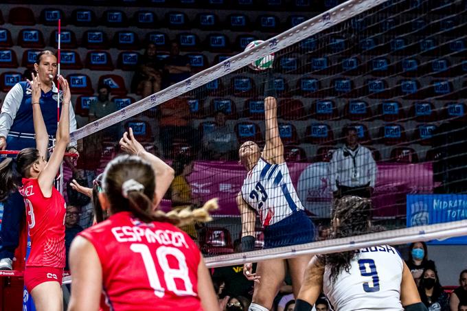 La opuesta Gaila González remata con potencia en el segundo parcial ante Costa Rica.