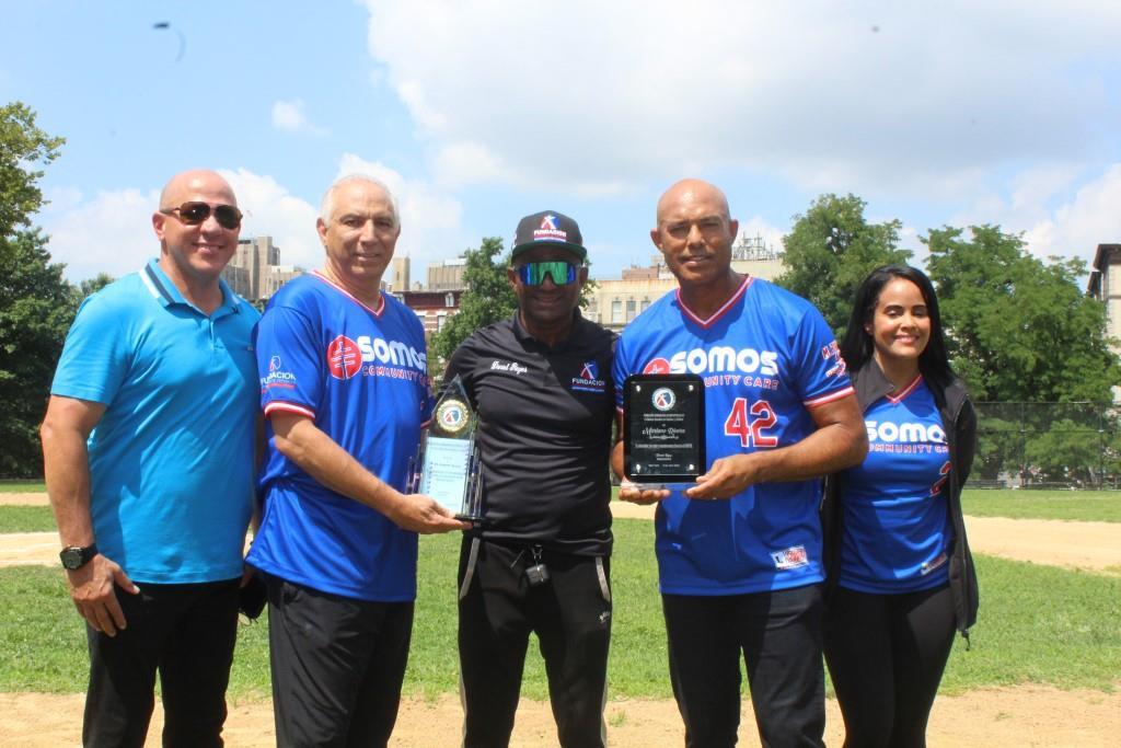 Mariano Rivera y el doctor Ramón Tallaj, fueron reconocidos por la FDDNY, durante un acto con niños beisbolistas en el parque Highbridge en Manhattan. (Daniel Quemaito Reyes) centro, Anel Pla a la derecha y Tenchy Rodríguez a la izquierda.
