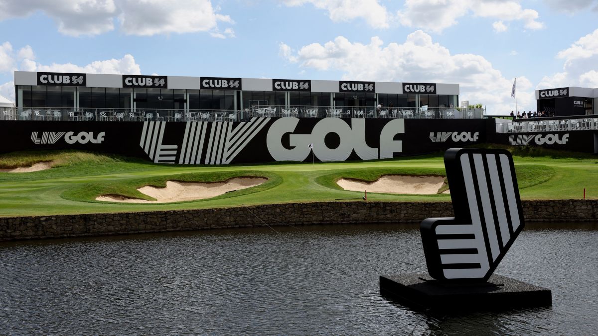 Una vista general del logo de LIV Golf en el green 18 del Centurion Club