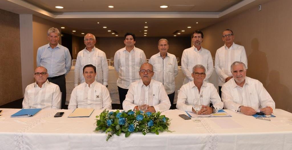 La nueva Junta Directiva Club Náutico de Santo Domingo encabezada por el comodoro Héctor Duval.