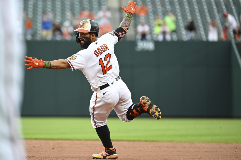 El venezolano Rougned Odor, de los Orioles de Baltimore, festeja tras pegar el imparable del gane y dejar tendidos en el terreno a los Rays de Tampa Bay en el 11mo inning, el domingo 22 de mayo de 2022, en Baltimore. (AP Foto/Terrance Williams)(Terrance Williams / Associated Press)