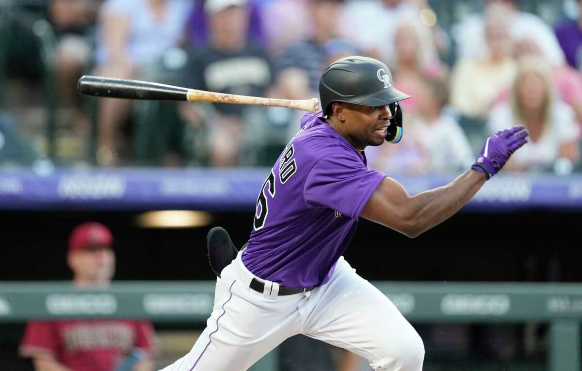 Wynton Bernard, de los Rockies de Colorado, dispara un roletazo contra el abridor de los Diamondbacks de Arizona, Zach Davies, en la tercera entrada del partido en Denver, el viernes 12 de agosto de 2022. (AP Foto/David Zalubowski)