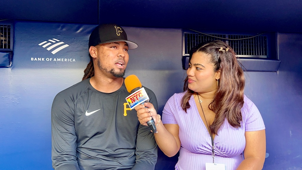 Arlenis J. Peña conversó con el lanzador Luis Ortiz  en el Yankee Stadium.