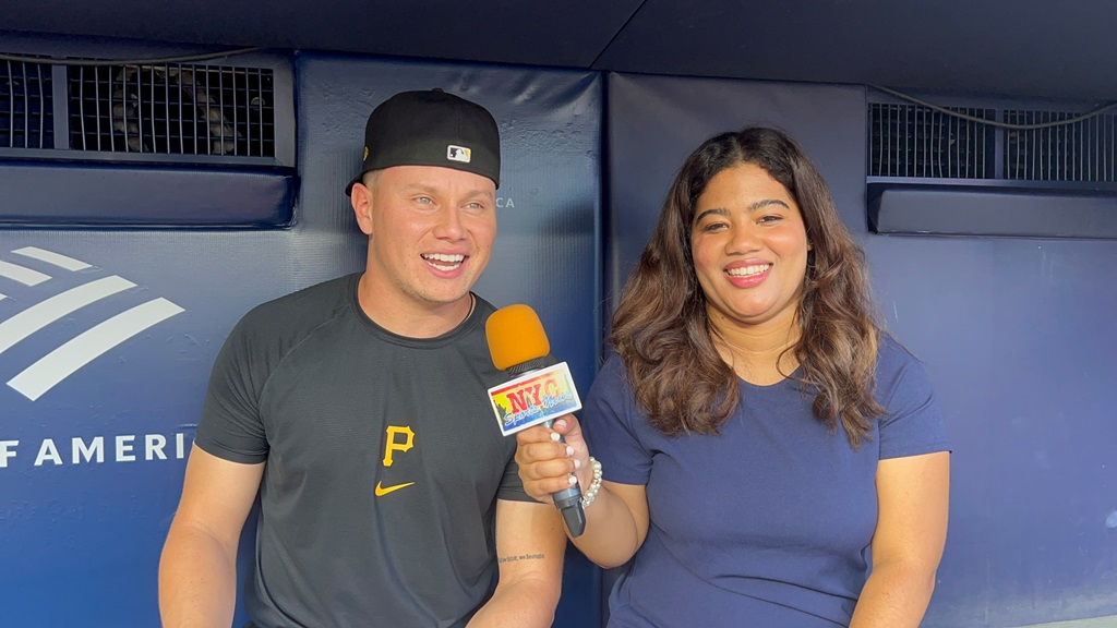 Arlenis J. Peña entrevista al jugador Diego Castillo en el Yankee Stadium.