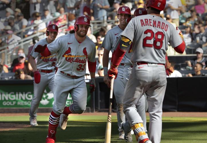 Brendan Donovan de los Cardinals es recibido por Nolan Arenado luego de conectar un grand slam en la séptima entrada, anotando a Dylan Carlson, Lars Nootbaar y Tommy Edman, contra los Padres el jueves, 22 de septiembre de 2022, en Petco Park en San Diego. Los Cardenales ganaron el juego 5-4. / Foto tomada de stltoday.com