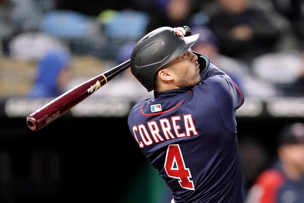 Carlos Correa de los Mellizos de Minnesota batea durante la tercera entrada de un partido de béisbol contra los Reales de Kansas City el martes 19 de abril de 2022 en Kansas City, Mo. (Foto AP/Charlie Riedel)