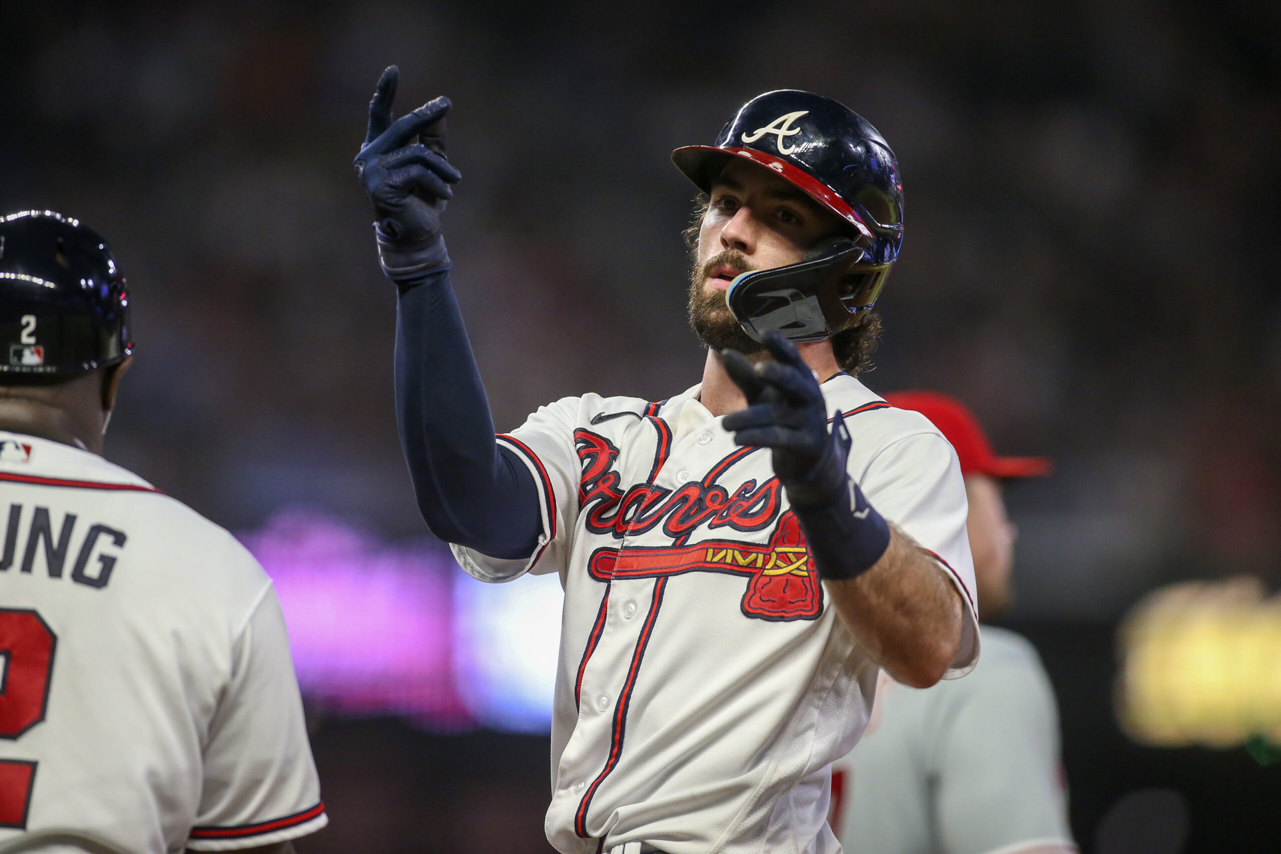 2 de agosto de 2022; Atlanta, Georgia, Estados Unidos; El campocorto de los Bravos de Atlanta Dansby Swanson (7) reacciona después de un sencillo contra los Filis de Filadelfia en la quinta entrada en Truist Park. Crédito obligatorio: Brett Davis-USA TODAY Sport