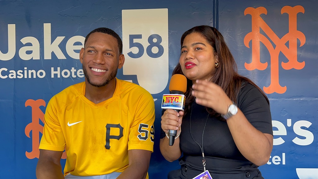 El lanzador Roansy Contreras dialoga con Arlenis J. Peña en el Citi Field.