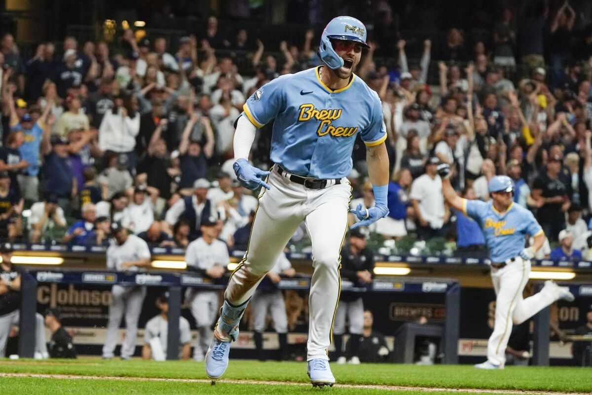 Garrett Mitchell de los Cerveceros de Milwaukee pega un sencillo durante la novena entrada del juego de las Grandes Ligas contra los Yanquis de Nueva York, el viernes 16 de septiembre de 2022, en Milwaukee. (AP Foto/Morry Gash)(Morry Gash / Associated Press)
