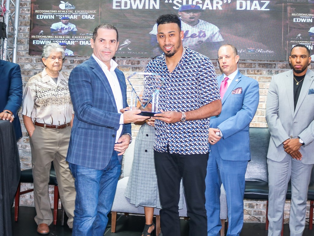 Juan Romero, entrega el premio Big Apple a Edwin Díaz.