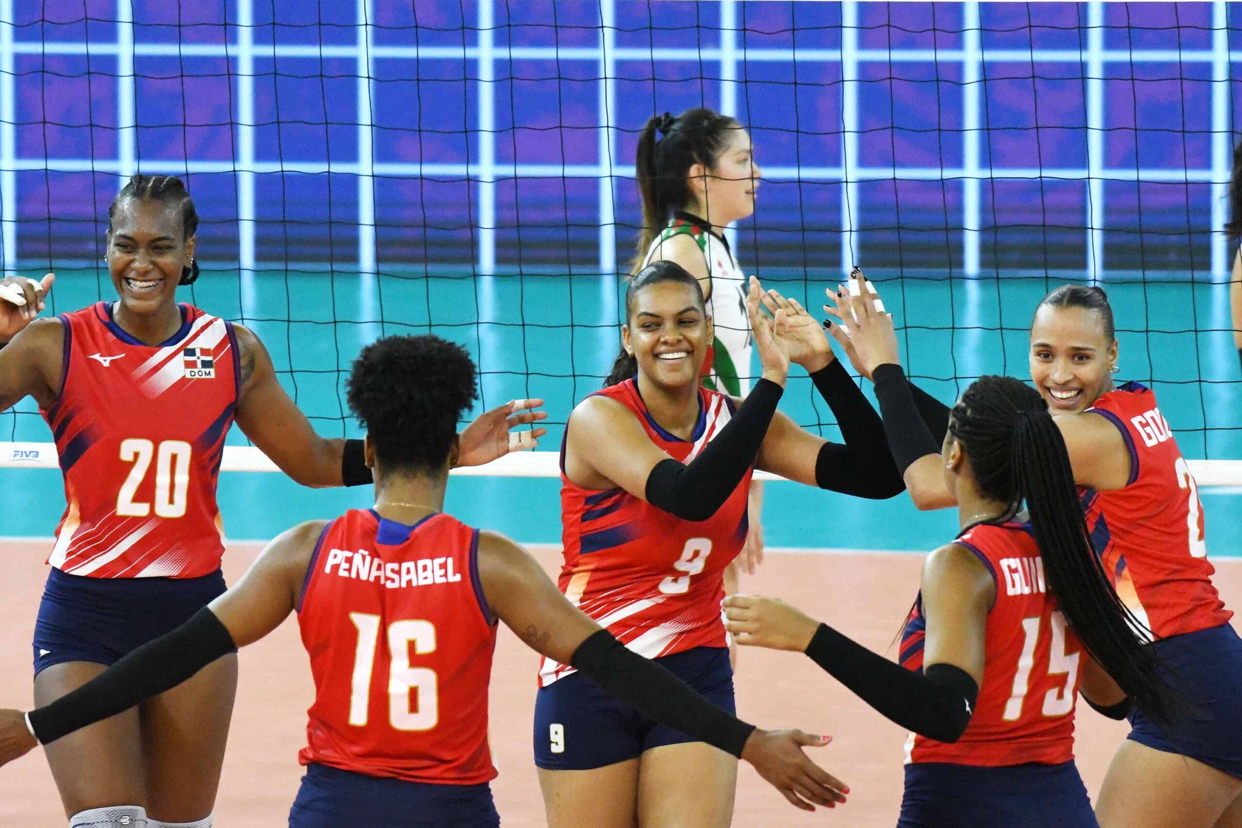 El conjunto dominicano celebra un punto en el partido ante su similar de México (FUENTE EXTERNA)
