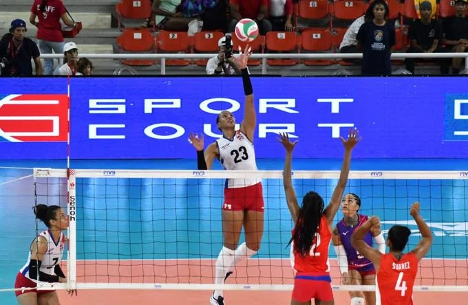 Gaila González, de República Dominicana, ataca la defensa cubana en la primera jornada del torneo Norceca Final Six.