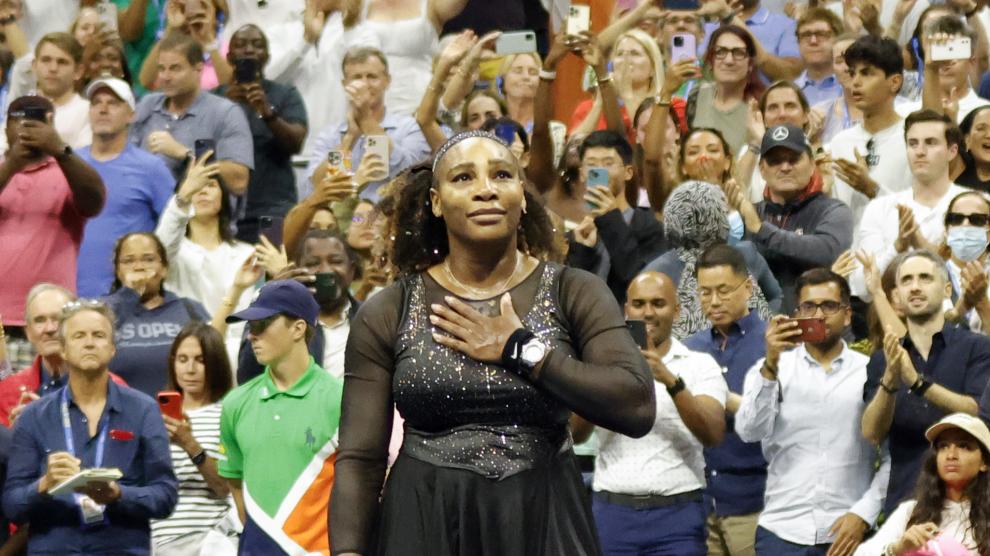 Serena Williams hace un gesto de despedida al público de Flushing Meadows.EFE