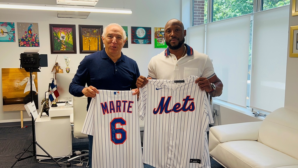 Starling Marte, entrega al doctor Ramón Tallaj, dos camisetas de los Mets de Nueva York, con el #6 que usa con ese equipo