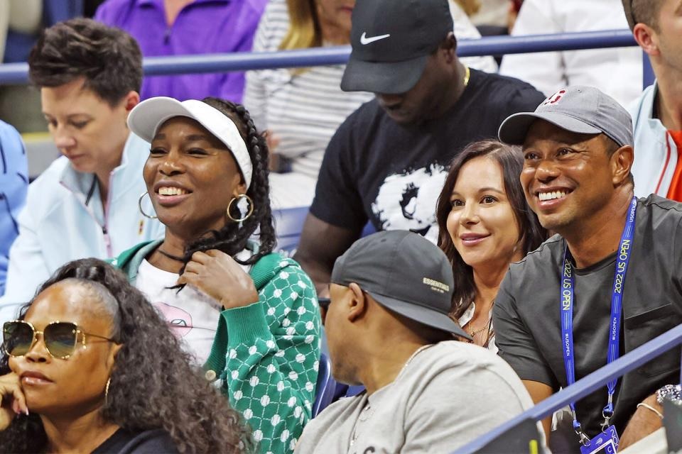 Tiger Woods, a la derecha, y la izquierda Venus Williams mientras observa el juego entre Serena Williams, de Estados Unidos, y Anett Kontaveit, de Estonia, durante la segunda ronda del campeonato de tenis del US Open, el miércoles 31 de agosto de 2022 en Nueva York. (AP/SETH WENIG)