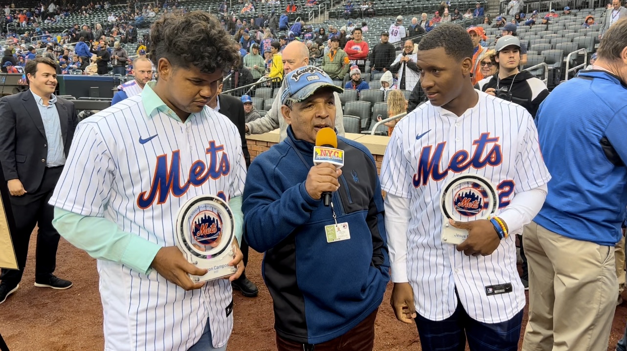 Agustín Zapata, con los nóveles jugadores, Dyron Campos, (izq.) y Jesús Báez, (der.).