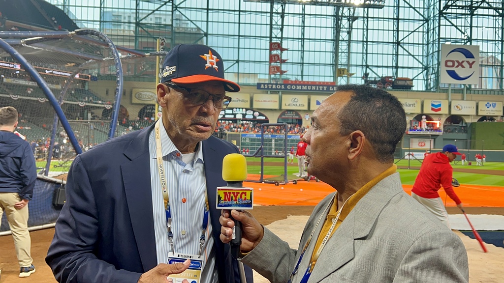 Agustín Zapata conversa con Reggie Jackson en el Minuto Maid Park en Houston.