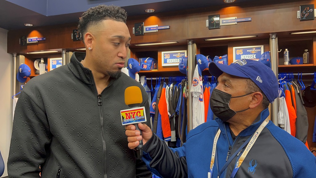 Agustín Zapata conversó con Edwin Díaz en el clubhouse de los Mets.