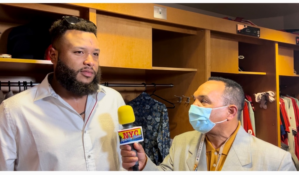 Agustín Zapata dialogando con José Alvarado después que los Filis derrotaron a los Astros en el Juego 1.