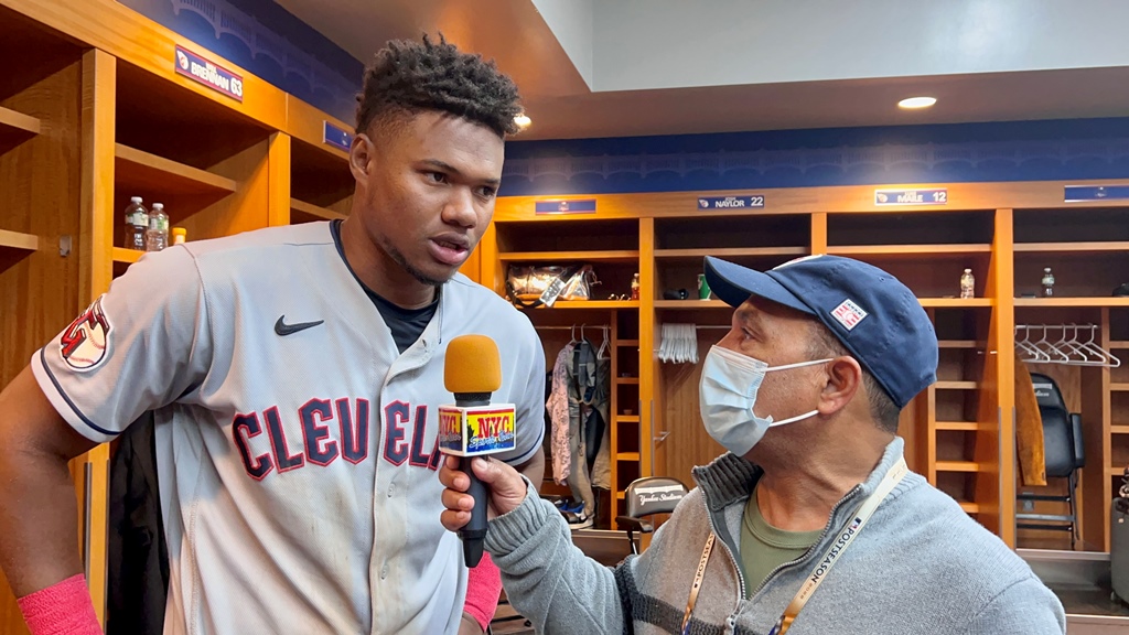 Agustín Zapata en diálogo con el héroe del juego Oscar González.