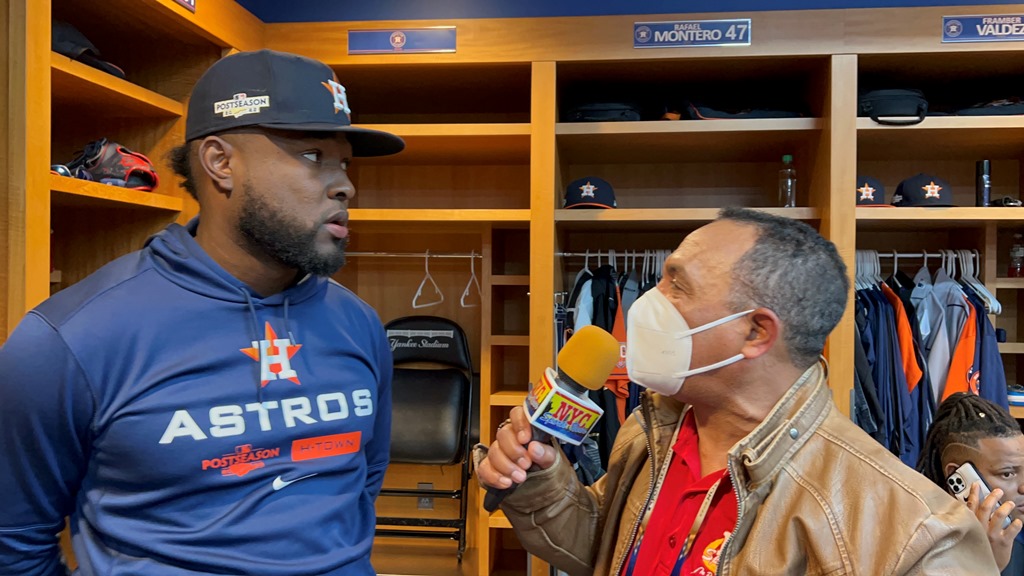 Agustín Zapata entrevista a Cristian Javier en el clubhouse de los Astros de Houston.