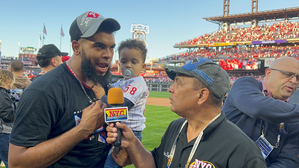 Agustín Zapata,  entrevistando a  Seranthony Domínguez en el campo de juego de los Filis.