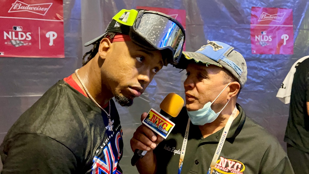 Agustín Zapata es captado conversando con el dominicano Jean Segura en la celebración de los Filis.
