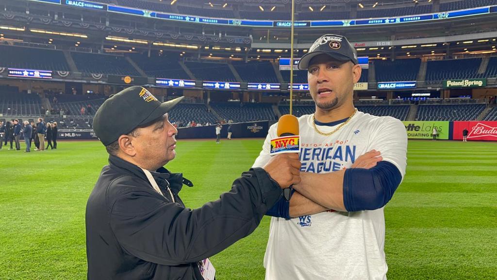 Agustín Zapata es captado entrevistando a Yulieski Gurriel