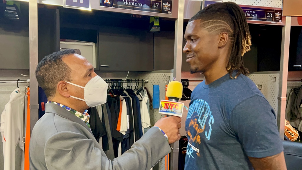 Agustín Zapata es captado entrevistando al relevista dominicano de los Astros Rafael Montero.
