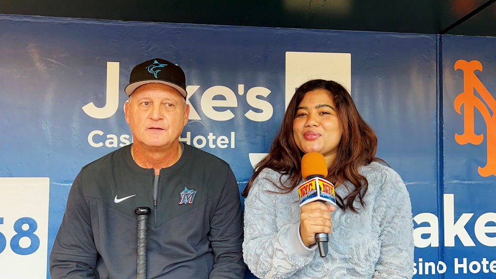 Arlenis J. Peña conversa con el veterano Al Pedrique en el Yankee Stadium.