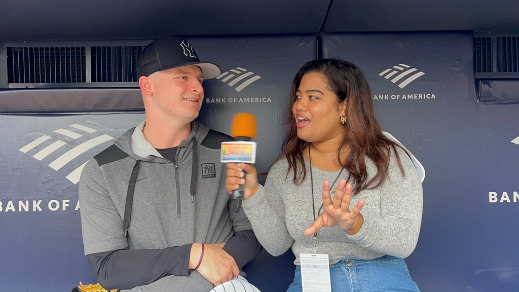 Arlenis J. Peña dialogó en el dogout en el Yankee Stadium con Clarke Schmidt.
